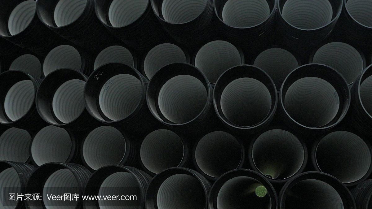 成品塑料管仓库,工业户外储存场地。生产塑料水管的工厂。