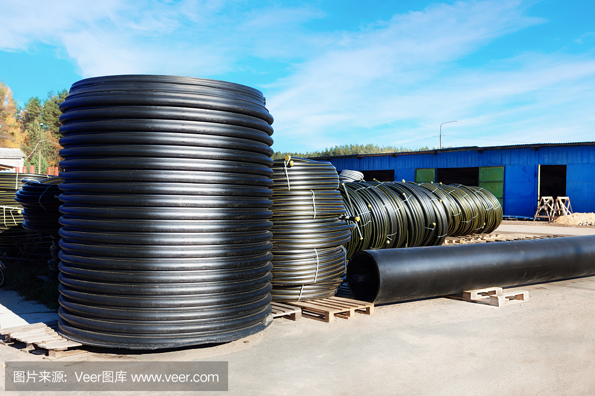 成堆的黑色PVC塑料管在户外,有选择性的焦点