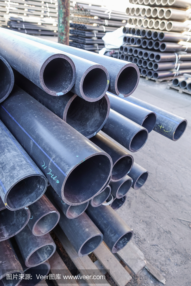 各种尺寸和直径的旧塑料管