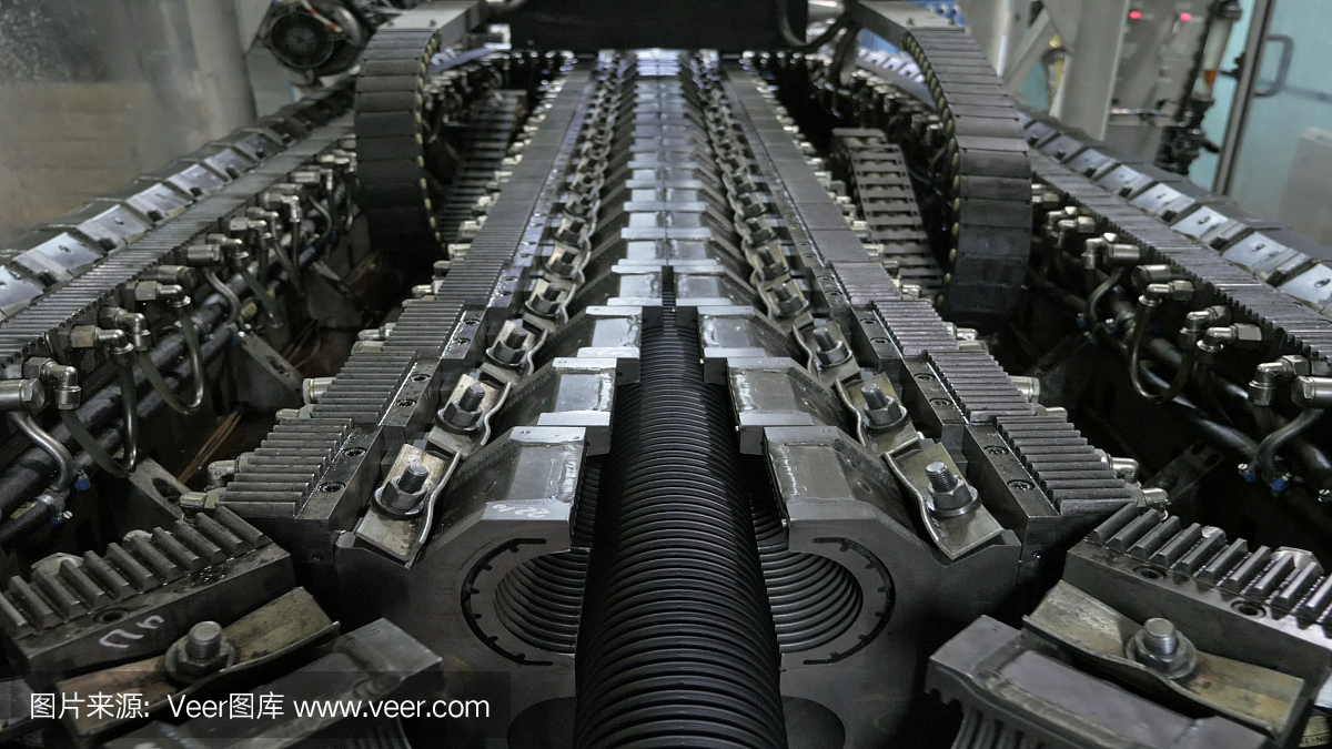 塑料水管制造。生产管子到工厂。用水和空气的压力在机床上制造塑料管的过程。特殊波纹形式。