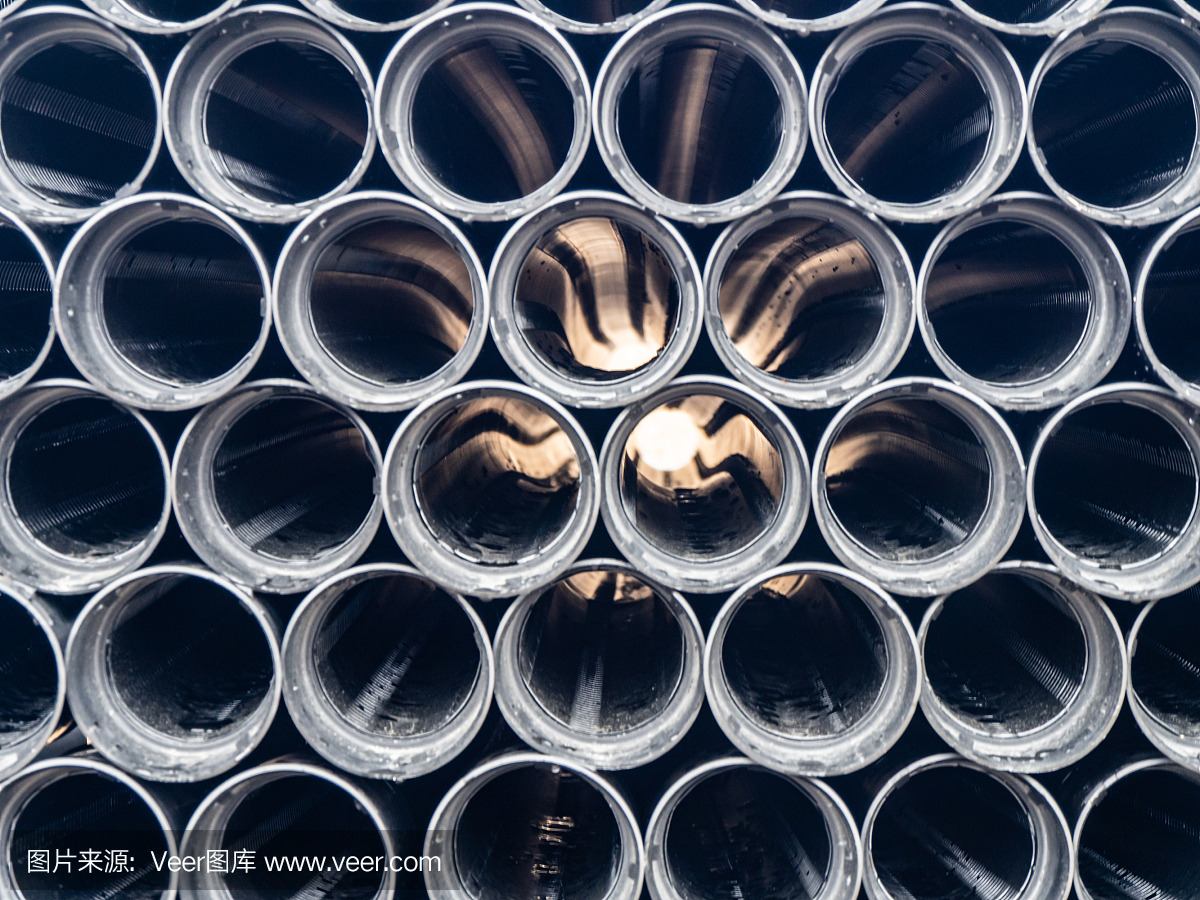 各种直径的黑色塑料管排成一排